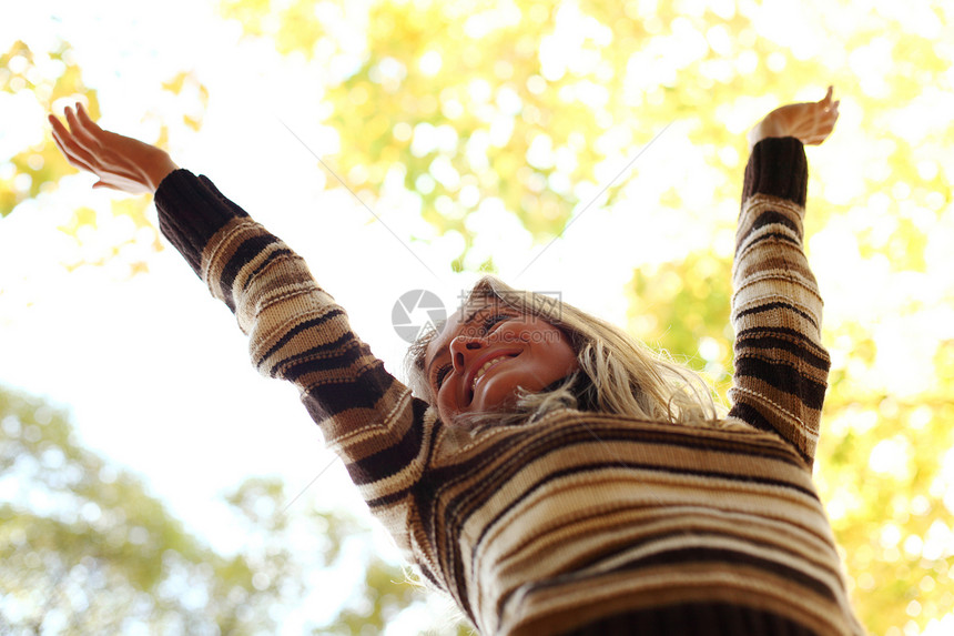 秋季妇女橙子女孩毛衣女性季节公园幸福团体女士眼睛图片