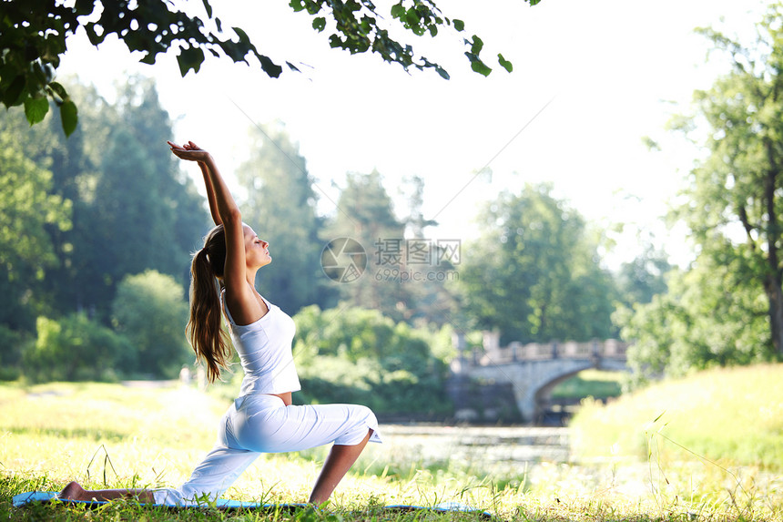 瑜伽女性微笑公园成人身体女孩树木冥想平衡女士图片