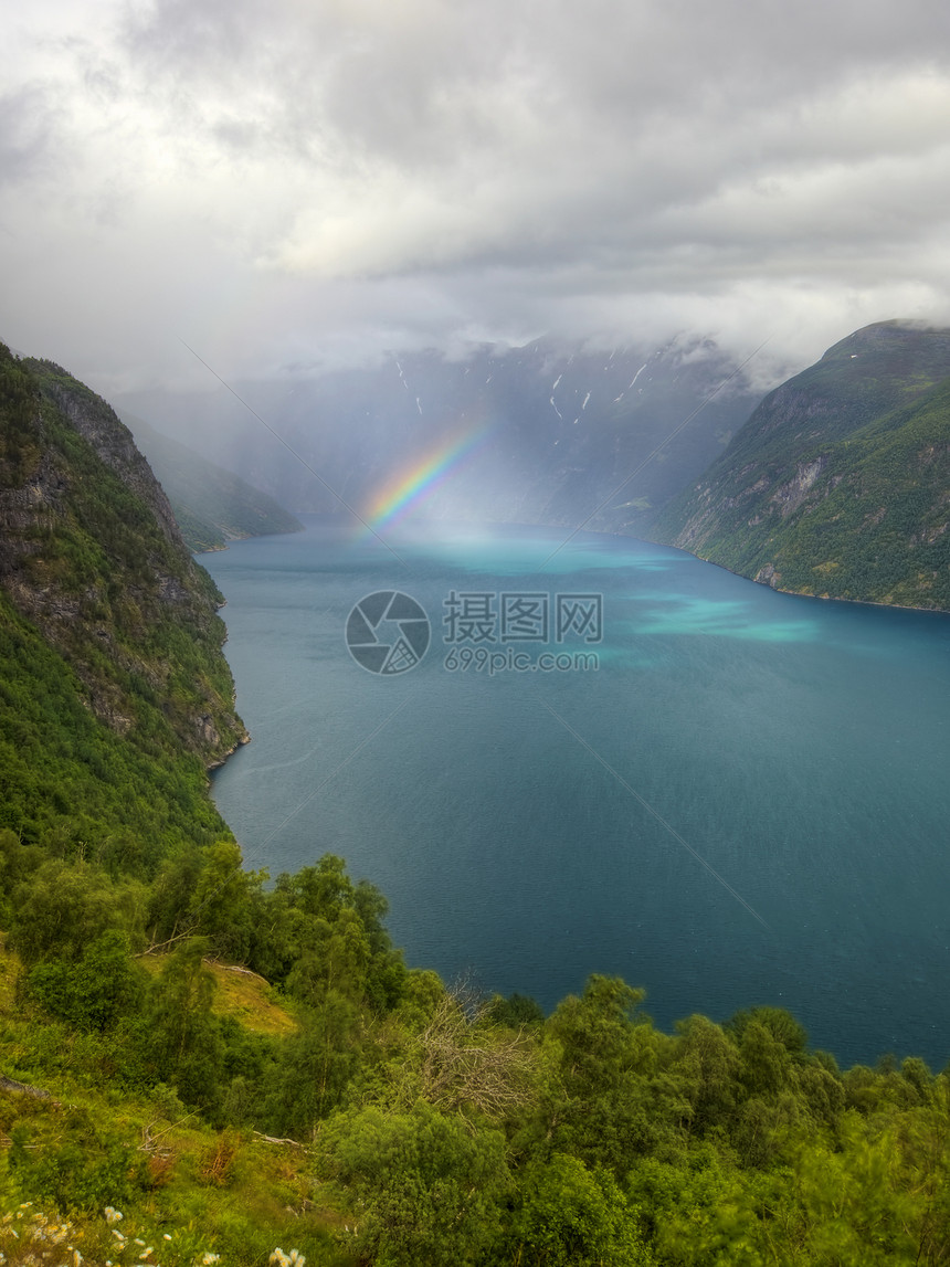 Geiranger 视图海岸旅行爬坡树木美丽岩石蓝色地区石头彩虹图片