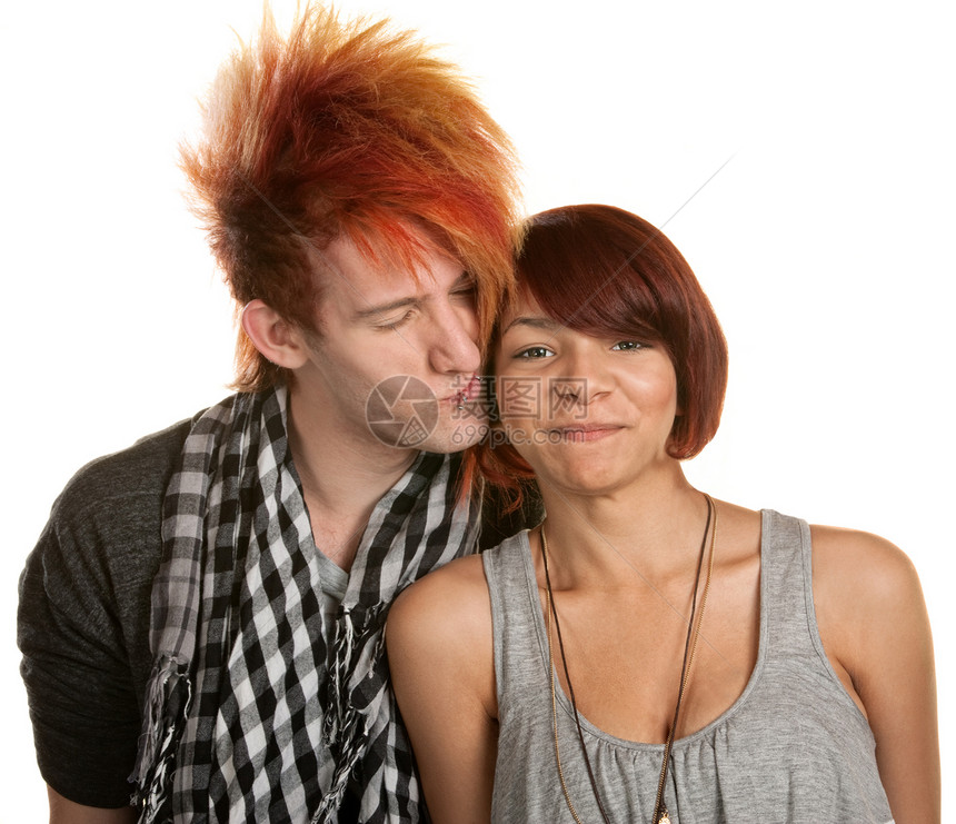 年轻男人接吻女友吸引力青少年伙计头发性格岩石夫妻男性微笑男朋友图片