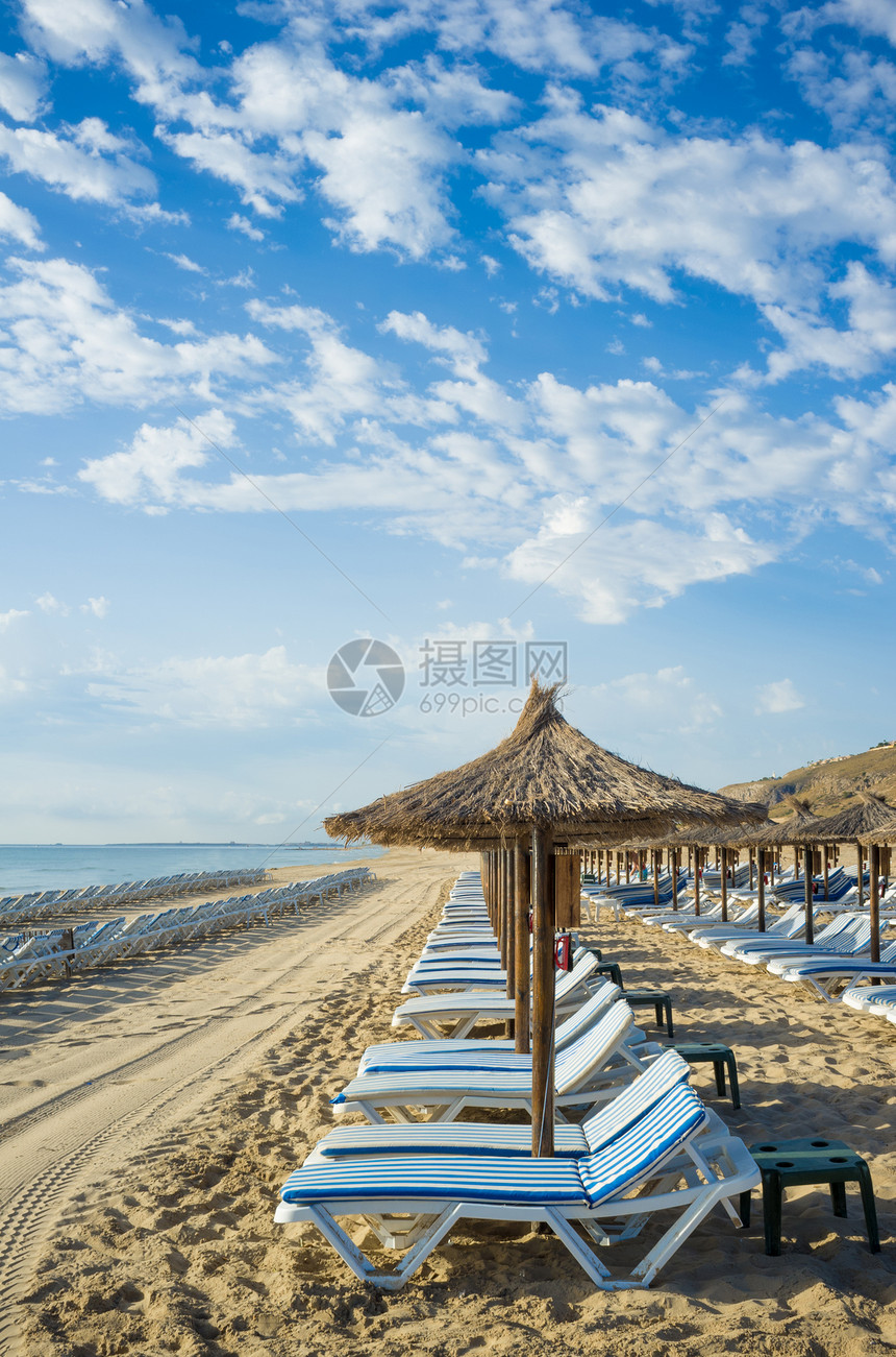 地中海夏季圣波遮阳棚晴天海滩稻草阳光海洋孤独海岸支撑图片