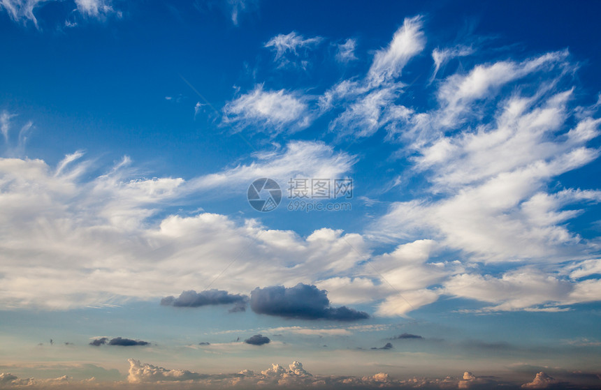 蓝天空 有云和太阳臭氧天气天空自由气候柔软度场景气象晴天云景图片