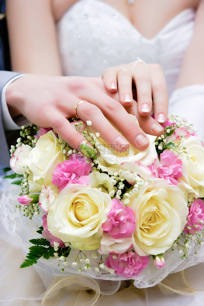 新婚夫妇的手钻石婚礼生活已婚新娘犯罪家庭花朵夫妻男人图片