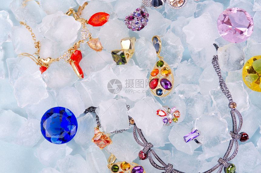 冰上的珠宝奢华首饰财富反射宏观礼物冻结宝石宝藏金属图片