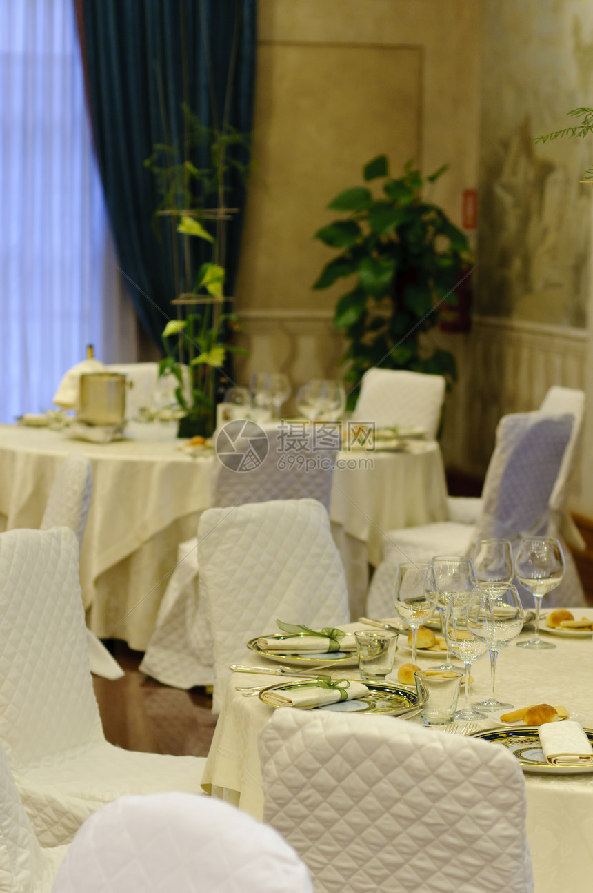 婚礼桌桌餐饮桌子餐具午餐刀具花束椅子派对桌布装饰图片