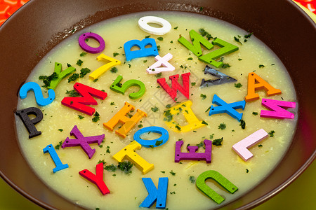 字母汤汤营养饮食概念红色食物美食面条盘子午餐宏观高清图片
