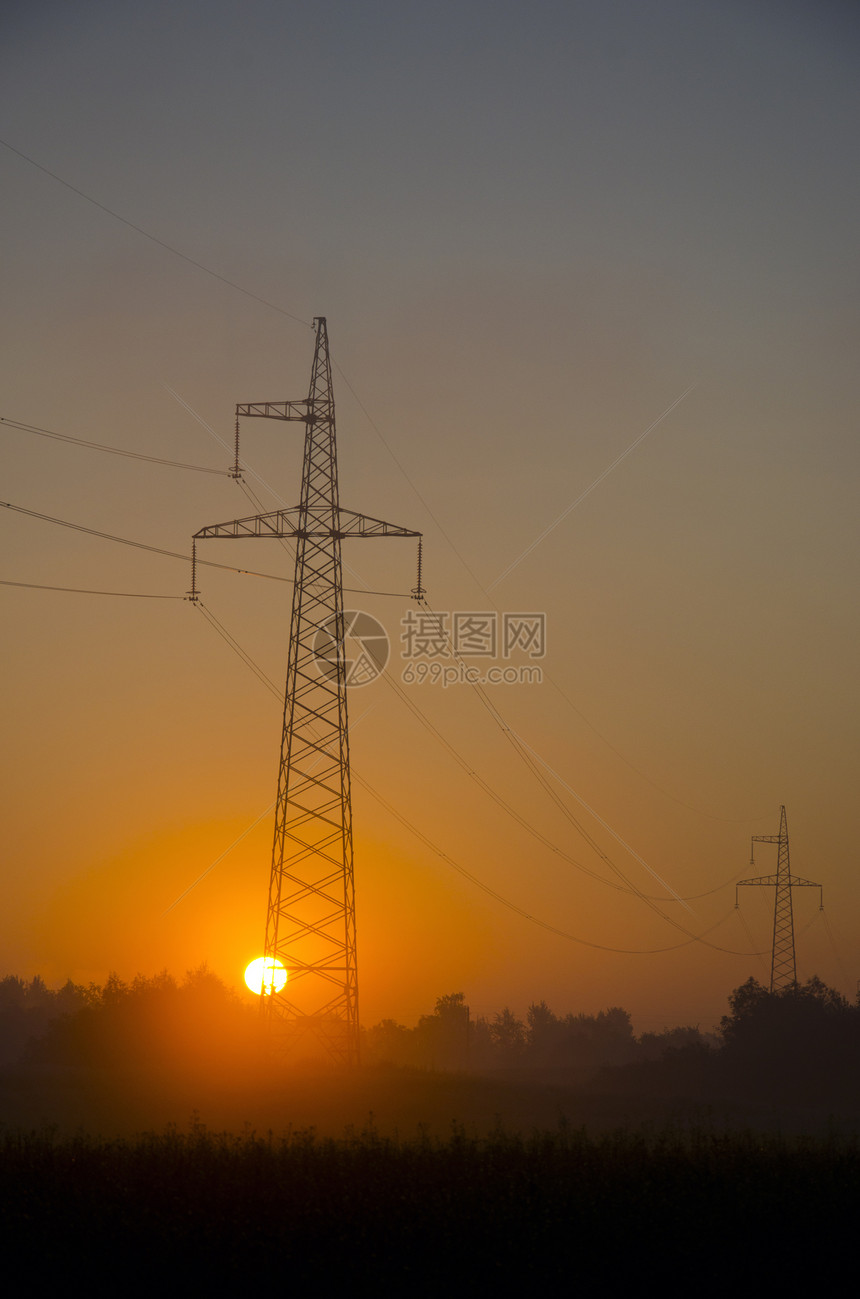 太阳和电线杆的日出风景图片