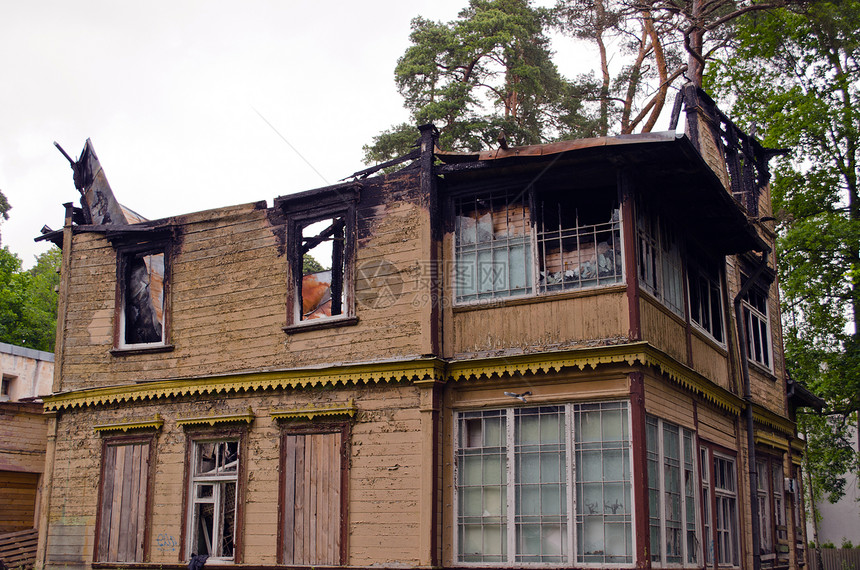 被废弃的旧木房和烧着屋顶图片