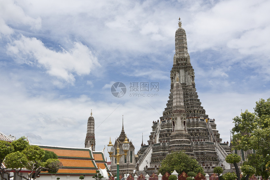 泰国宝塔中心信仰信条墙纸蓝色国家天空寺庙白色建筑学图片