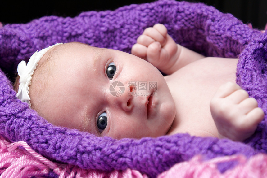 新出生婴儿女儿童年孩子婴儿期青年毯子紫色皮肤工作室女性图片