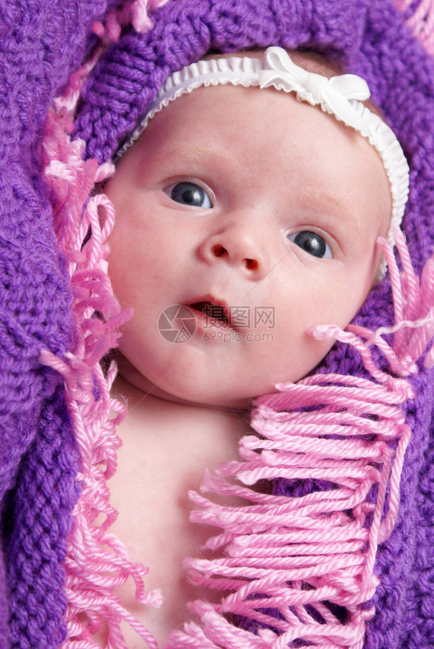 新出生婴儿孩子女孩青年女儿毯子工作室紫色幸福童年婴儿期图片