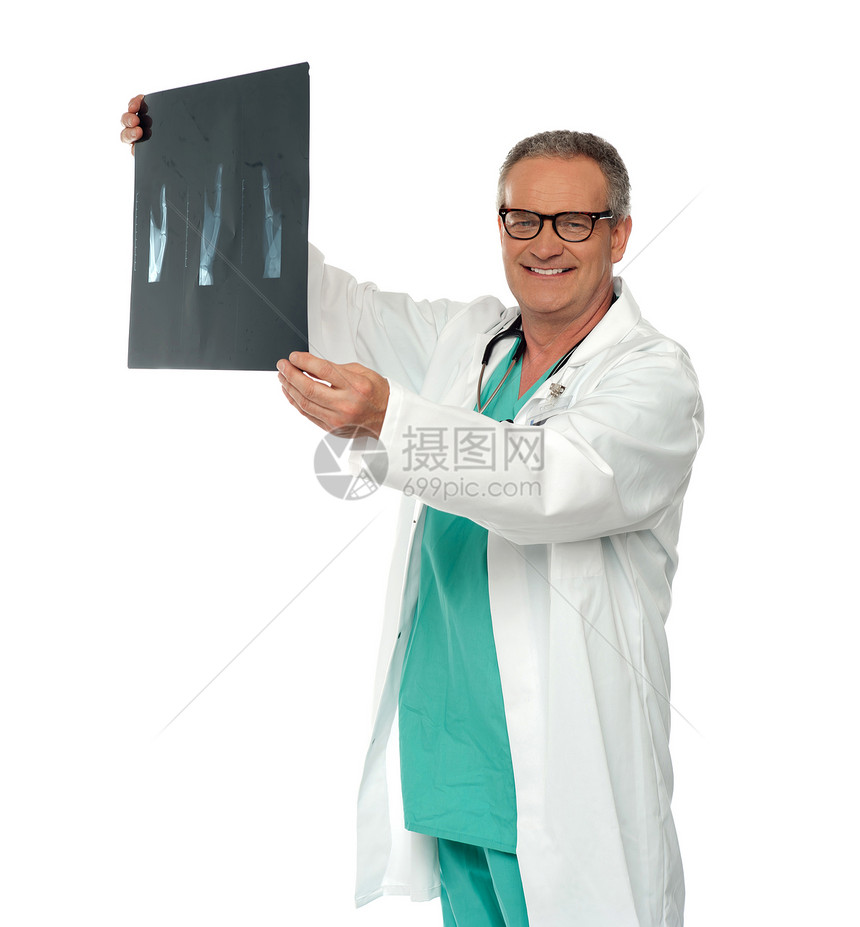 戴眼镜微笑的医生 审查X光检查报告图片