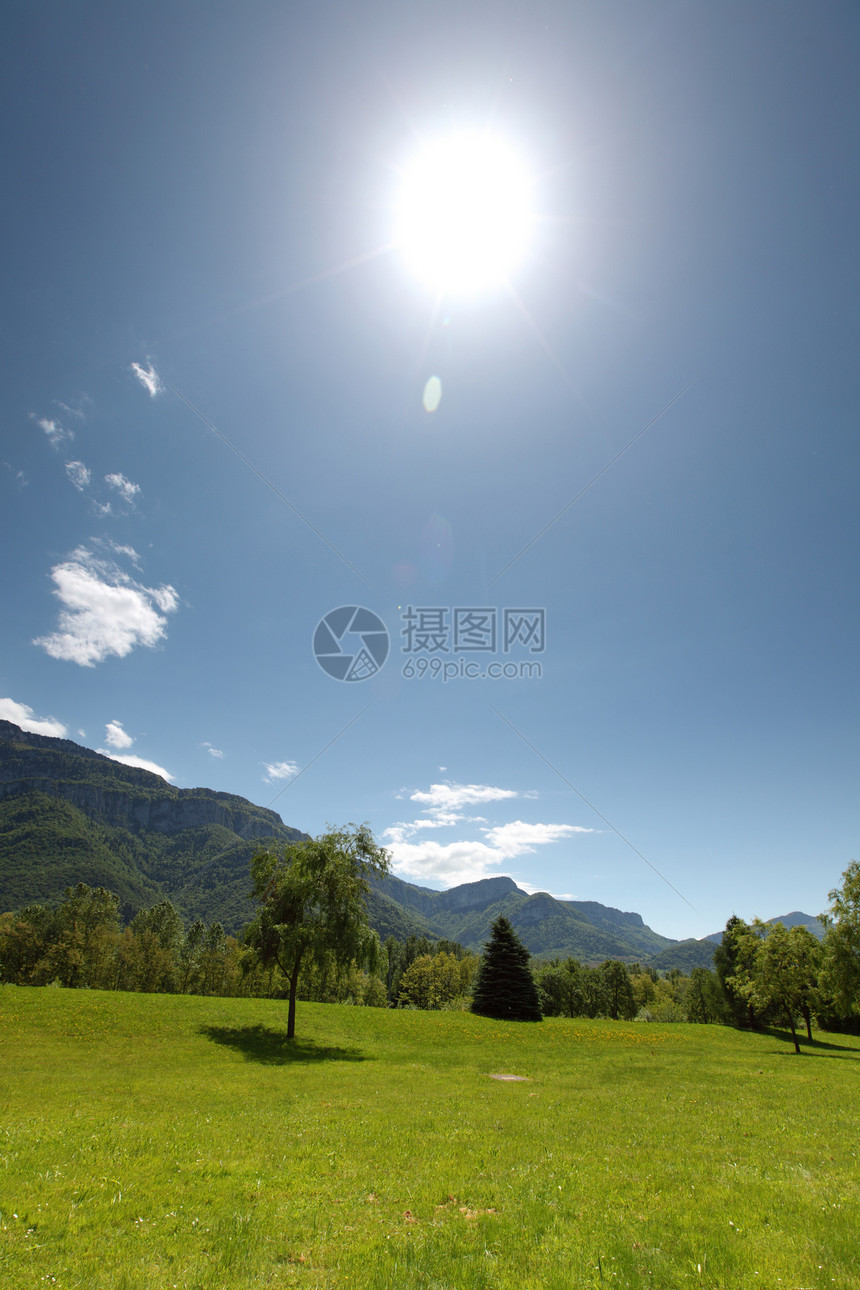 弹簧振动体风景松树农村假期天空登山丘陵山脉岩石农场图片