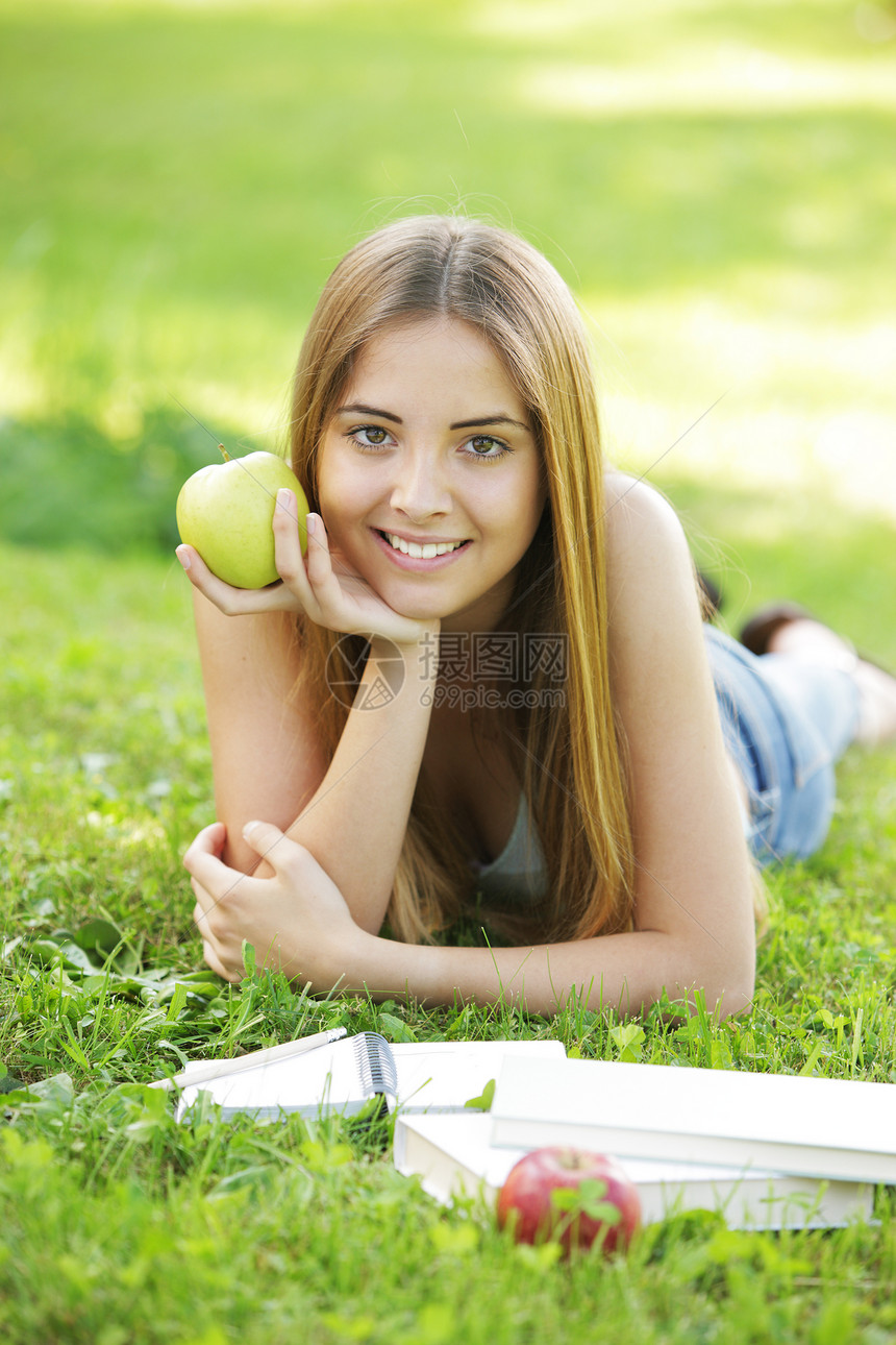 有苹果的学生快乐女性绿色生活方式校园微笑大学水果幸福季节图片