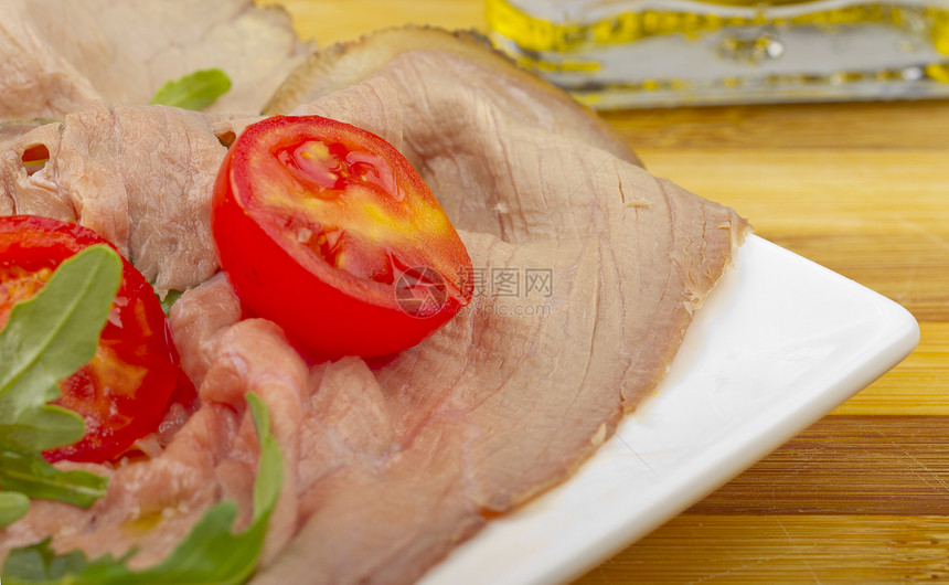 烤牛肉蔬菜鱼片沙拉烹饪餐厅牛扒盘子食物烧烤午餐图片