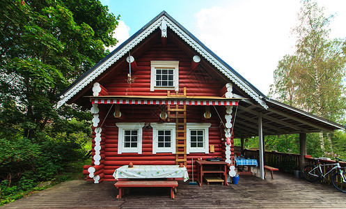 红色房顶小屋森林中的红色日志小屋背景