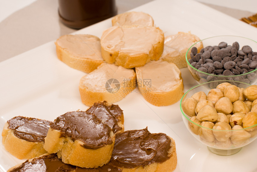 小孩点心水平静物服务奶油巧克力榛子吃饭面包午餐图片