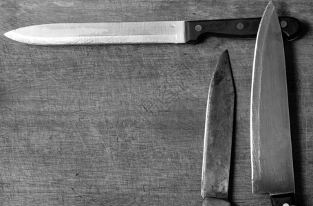屠刀带有复制空间的生锈厨房桌上的刀片背景