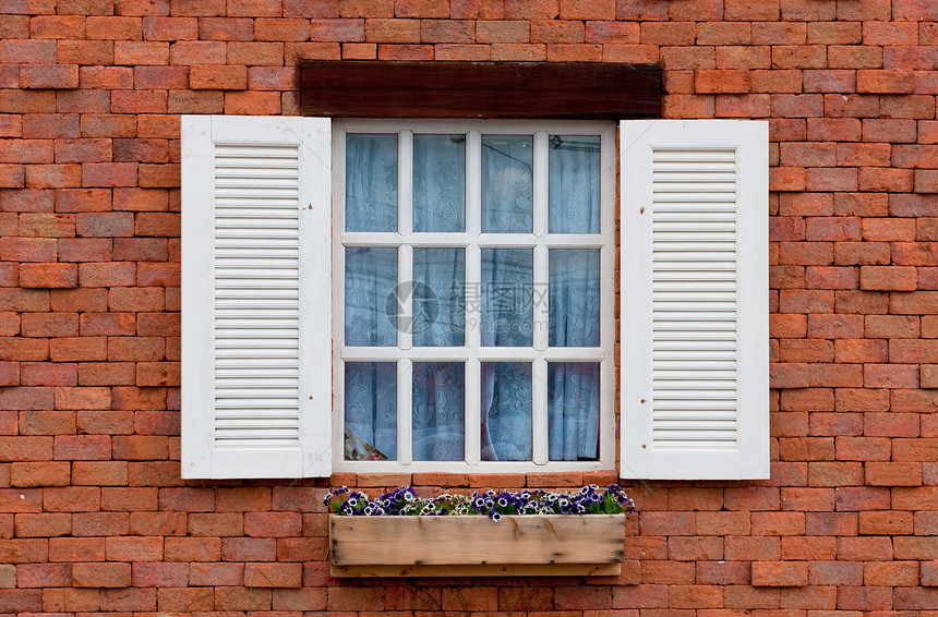 红砖墙上的老旧窗口房子白色框架窗户棕色建筑装饰品图片