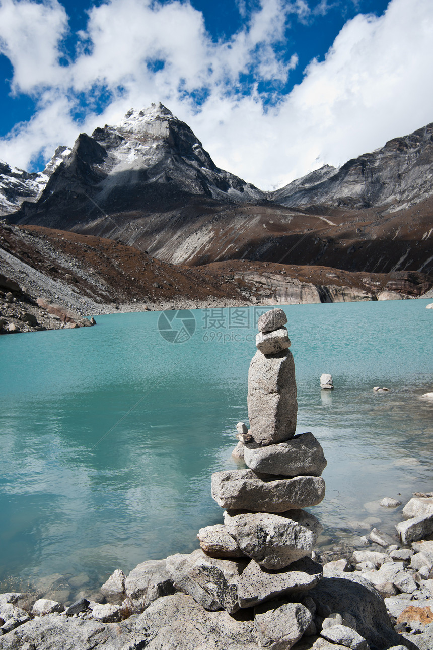 和谐 戈基约附近的石堆和神圣湖远足登山首脑顶峰冒险鹅卵石山腰卵石踪迹天空图片