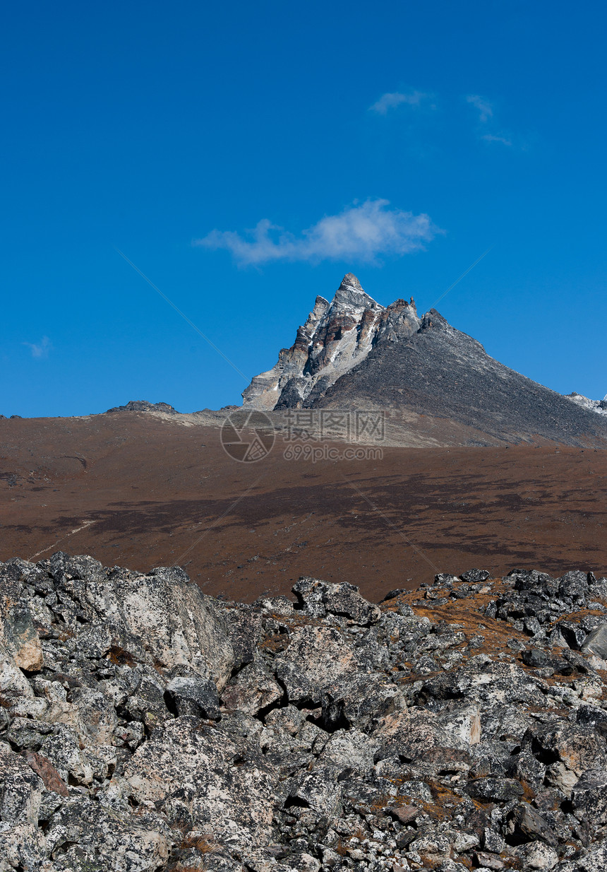 喜马拉雅山峰和岩石山腰蓝色首脑顶峰明信片石头高度踪迹昆布旅行图片