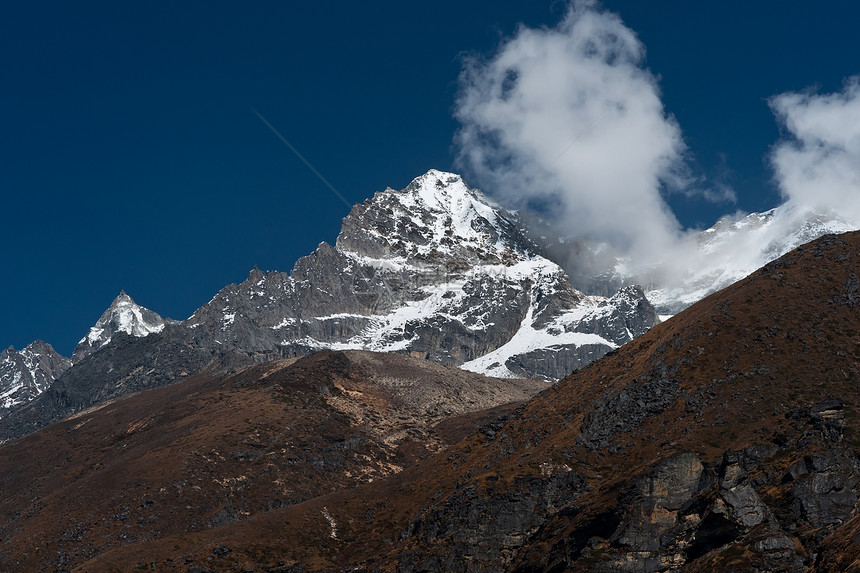喜马拉雅山峰和云雾图片