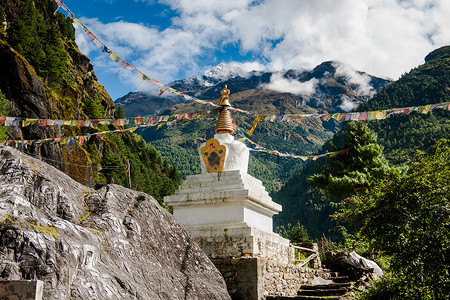 佛教 在喜马拉雅山上竖着祈祷旗的教或修道院背景图片