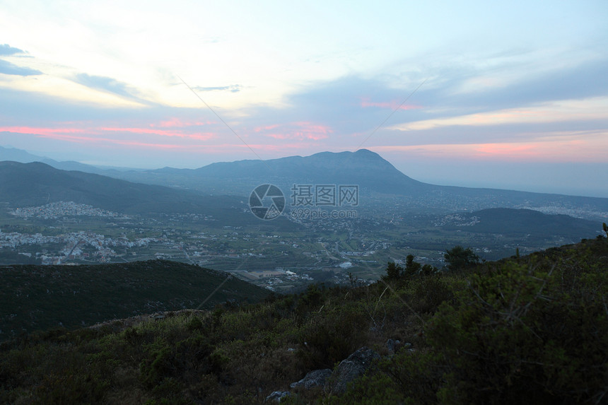 山中夏日风景与太阳季节蓝色天堂植物野生动物农村公园环境日落草地图片