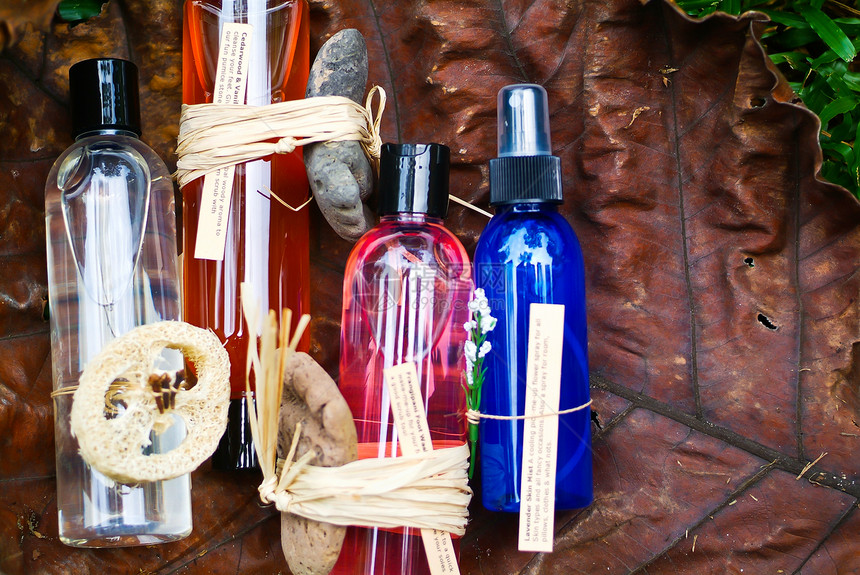 水疗油和美容治疗卵石瓶子身体温泉草本植物液体木板化妆品叶子玻璃图片