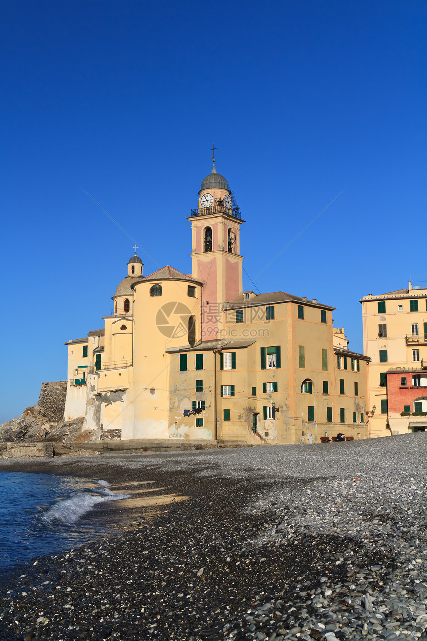 Camogli 海边和教堂阳光假期旅行支撑旅游海岸教会家园房子建筑学图片