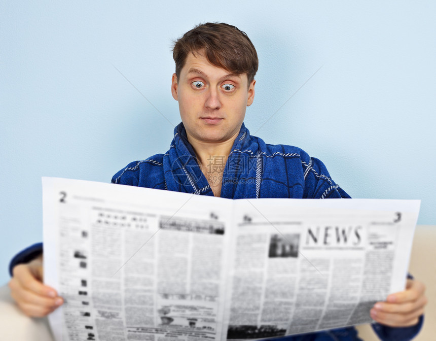 男人以敬佩的心情阅读报纸图片