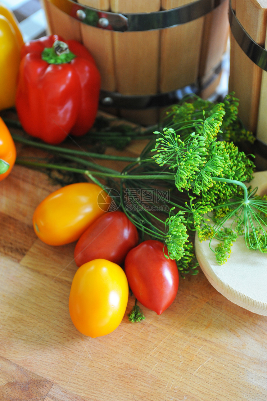 新鲜蔬菜生长香料胡椒盘子叶子玻璃食物沙拉木头厨房图片