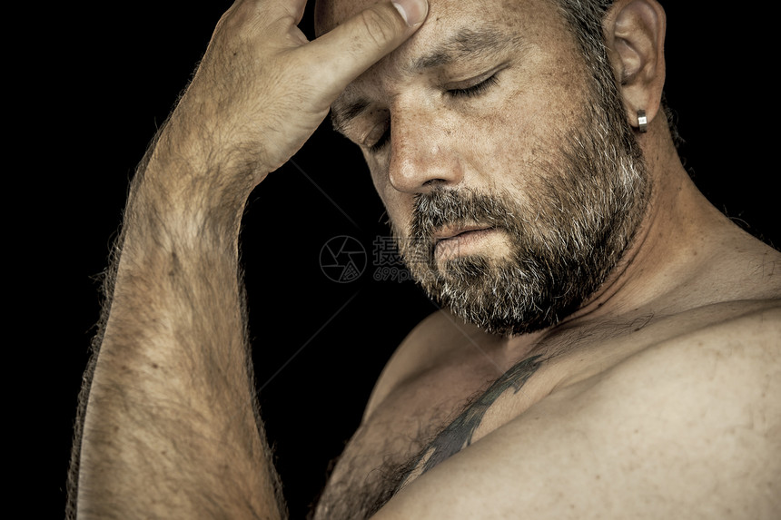 长胡子的男人头发皮肤棕色眼睛微笑男性肌肉身体胡须白色图片
