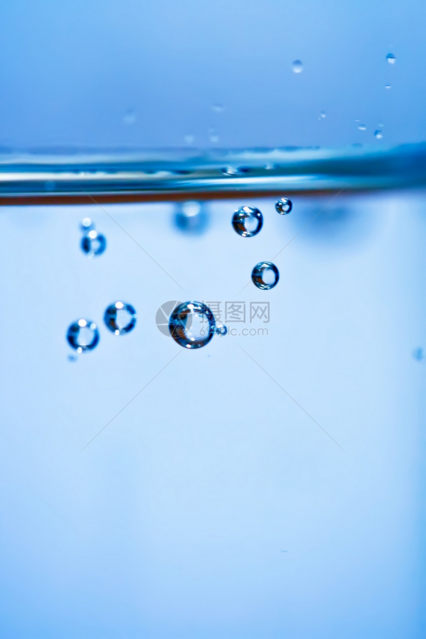 水中的泡泡珍珠材料宏观玩具玻璃矿物凝胶液体蓝色塑料图片