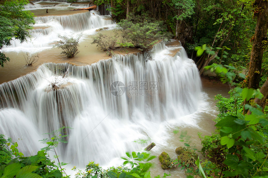 热带雨林瀑布飞溅水景木头墙纸溪流全景运河叶子森林公园图片
