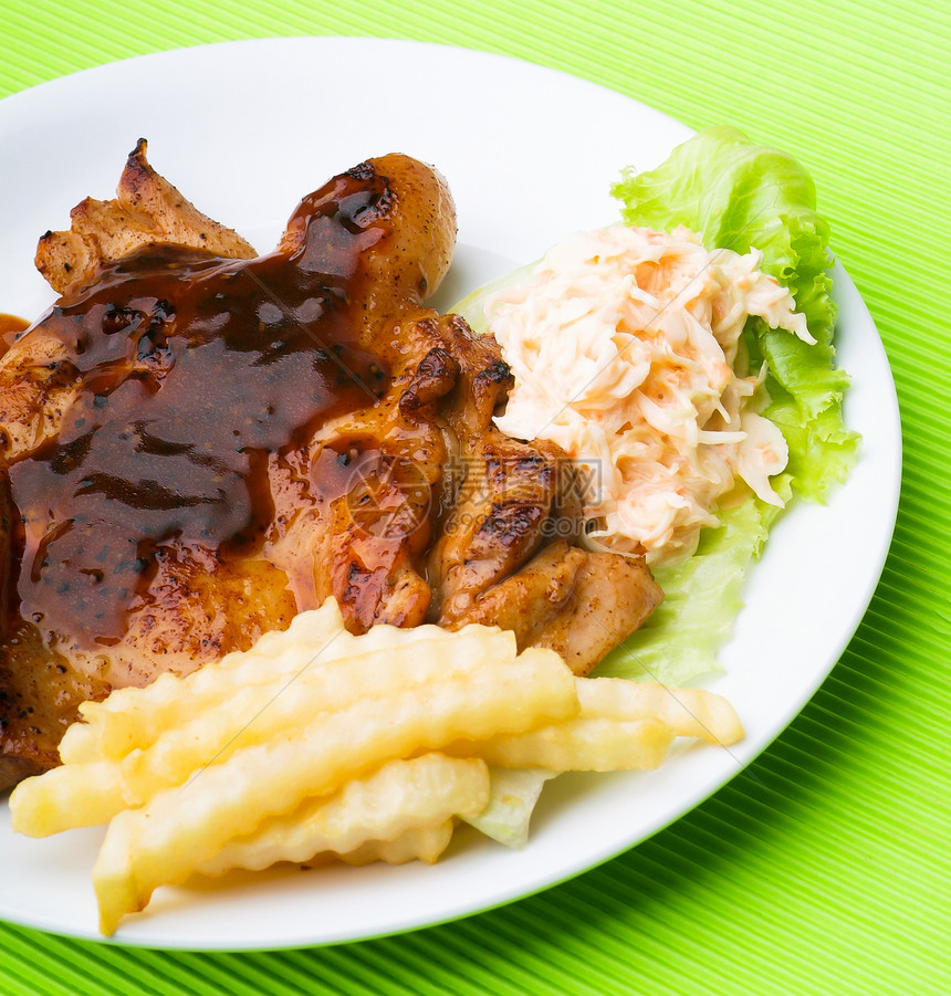 鸡肉牛排加蔬菜家禽美食肉片胡椒烧烤食物饮食美味土豆牛扒图片