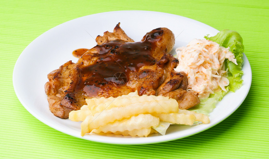 鸡肉牛排加蔬菜土豆草本植物鱼片肉片牛扒食物美食胡椒美味饮食图片