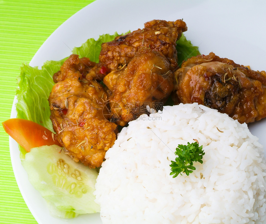 有大米和蔬菜背景的鸡肉格子沙锅草本植物午餐食物传统猪肉蒸汽用餐饮食图片