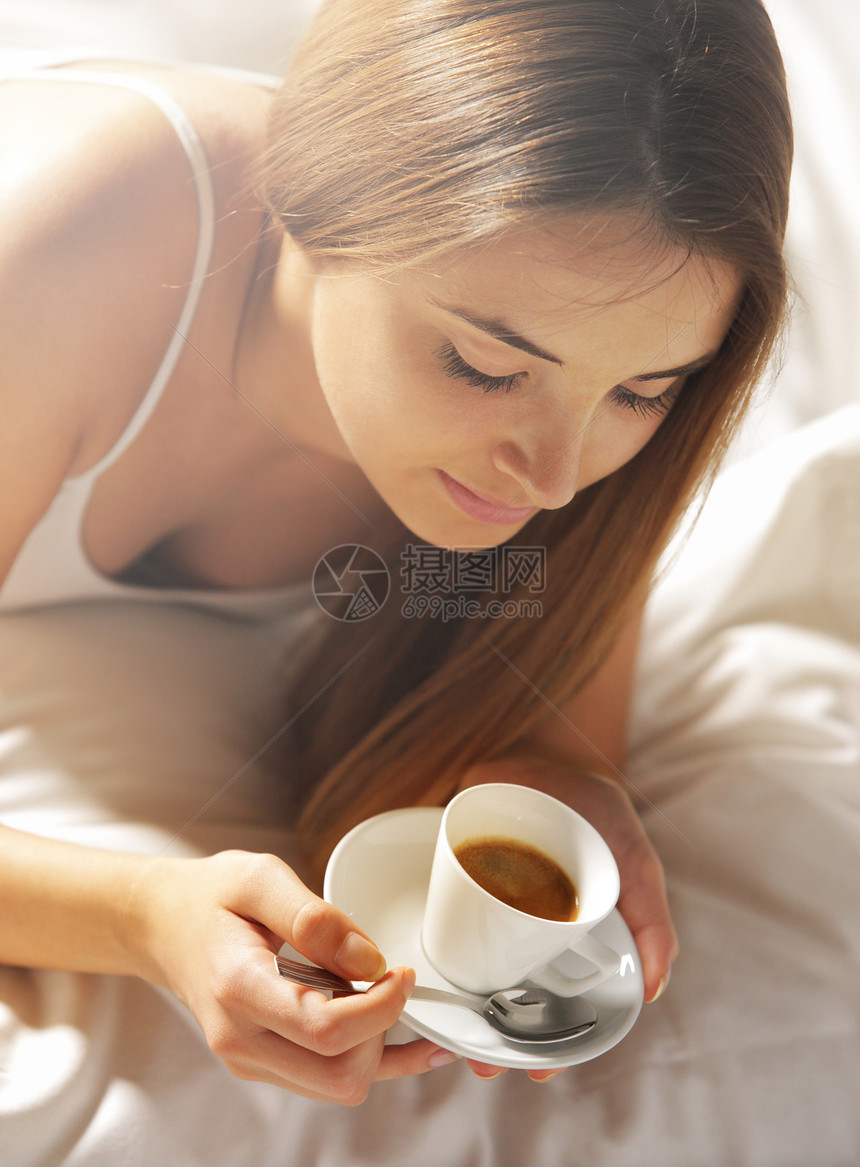 床上热饮青少年青春期微笑生活方式快乐咖啡杯女性白色活力女孩图片