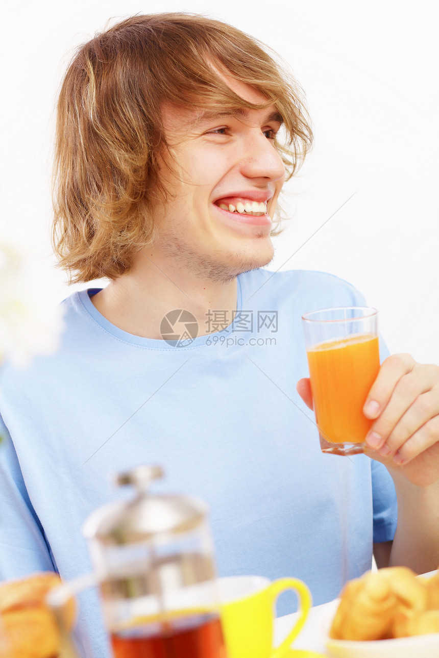 年轻人喝果汁橙子饮食水果早餐营养乐趣小吃健康男性幸福图片
