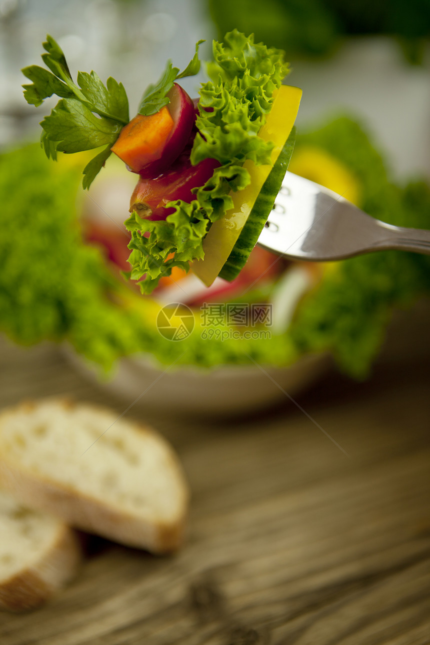 健康的混合沙拉和餐桌上的面包烹饪草本植物饮食收藏蔬菜维生素农业桌子盘子园艺图片