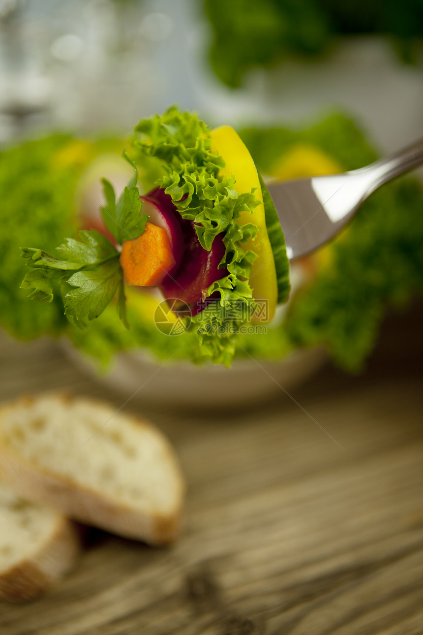 健康的混合沙拉和餐桌上的面包草本植物蔬菜园艺农业用品食物胡椒黄瓜桌子收藏图片