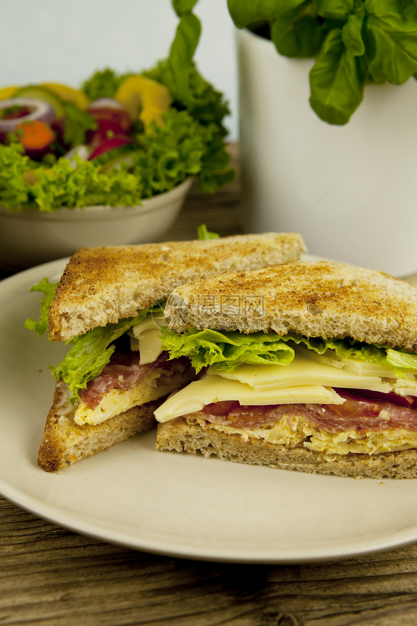 三明治加起司和火腿放在桌子上饮食早餐俱乐部午餐食物面包黄瓜沙拉营养蔬菜图片