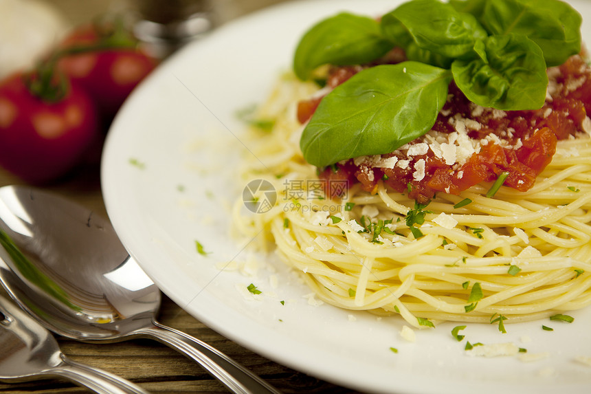 美味新鲜的意大利面 番茄酱和干酪在桌上香料烹饪营养糖类餐厅午餐芳香沙拉蔬菜食物图片
