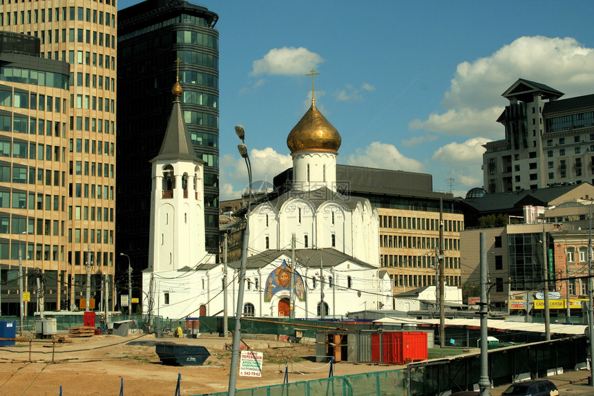 镇广场的基督教教堂 在市广场上图片