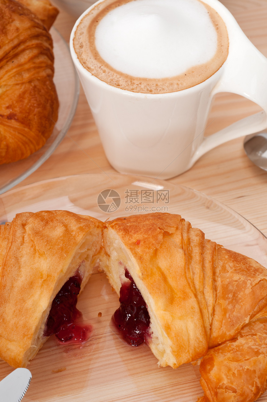 新鲜的羊角面包和咖啡甜点拿铁营养糕点浆果食物盘子水果黄油早餐图片