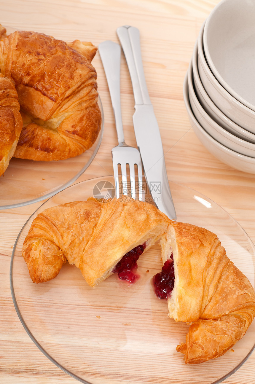 装满浆果果酱的法国薄饼盘子甜点面团面包食物水果蛋糕营养新月早餐图片