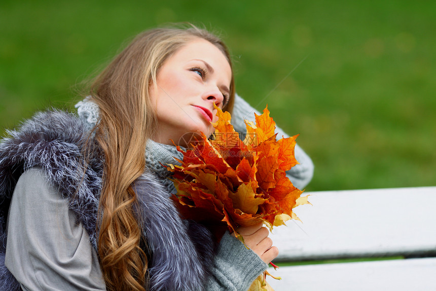 秋叶中的妇女脚尖橙子金发女郎叶子头发眼睛团体女孩感恩季节女士图片