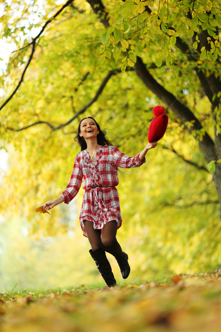 秋季妇女公园微笑女士女性乐趣毛衣幸福女孩叶子季节图片