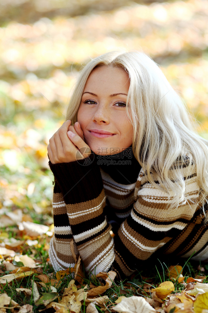 秋季妇女毛衣女孩女性叶子头发季节幸福乐趣团体感恩图片